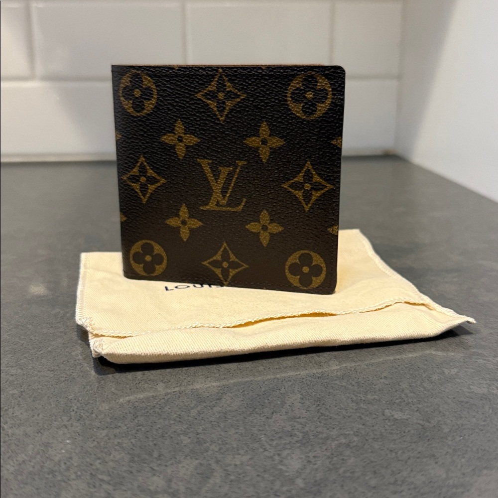 Louis Vuitton Monogram Mens Bifold Wallet Like New
